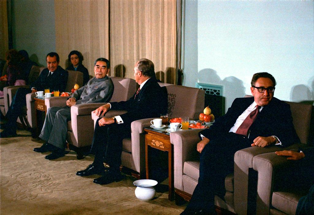 圖為1972年2月時任美國總統尼克森出訪中國大陸，與大陸總理周恩來會晤。上圖右為季辛吉。（資料照／路透社）
