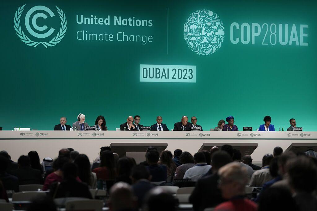COP28開幕，聚焦能源轉型、氣候災損基金和逐步淘汰化石燃料議題，並首次盤點《巴黎協定》執行成果。圖／美聯社