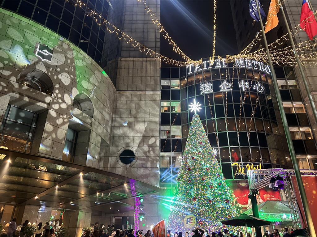 台北遠東香格里拉敦南側高達40呎的遠企聖誕樹 以「迎向世界．擁抱愛」為主題設計。圖／台北遠東香格里拉