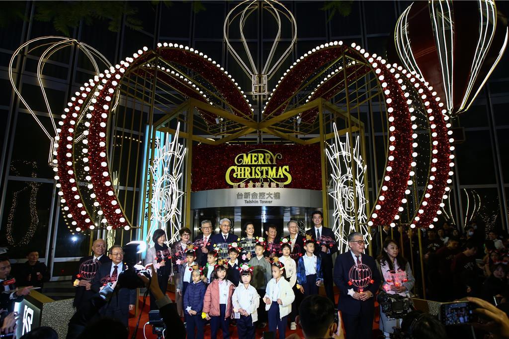台新金控聖誕祭點燈儀式1日晚舉行，董事長吳東亮（左四）夫人彭雪芬（左五）出席點燈。（鄧博仁攝）