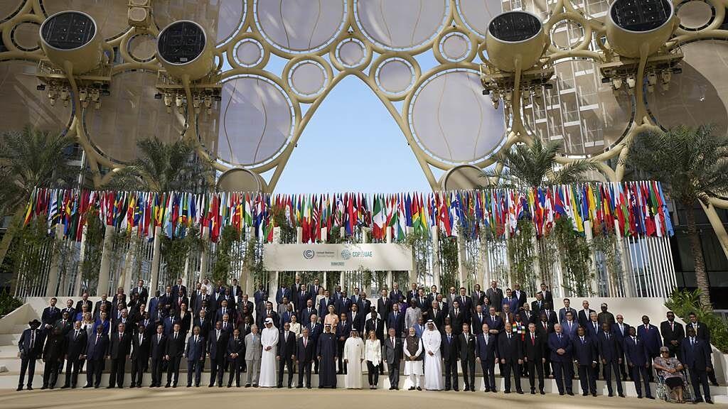 各國領袖於杜拜COP28氣候峰會合影。圖／美聯社