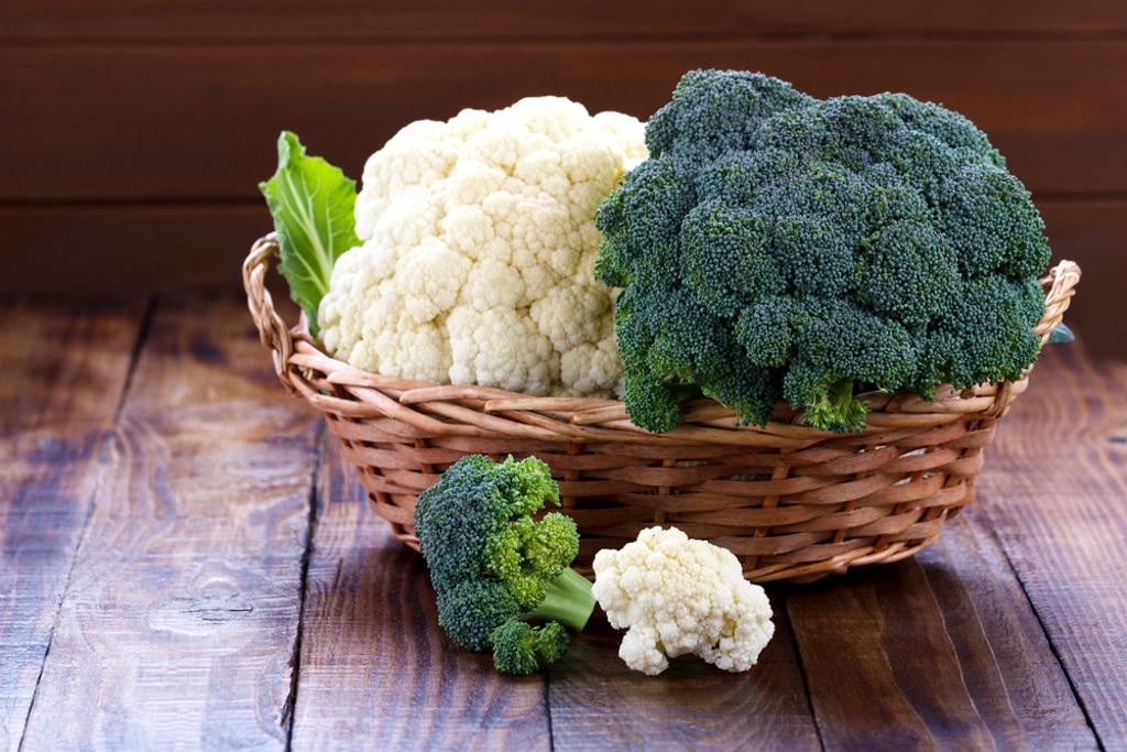 專家表示，綠花椰菜、白花椰菜等十字花科蔬菜，因富含異硫氰酸酯（isothiocyanates），能協助細胞清除毒素、自我修復，對於防癌至關重要。（示意圖／shutterstock）