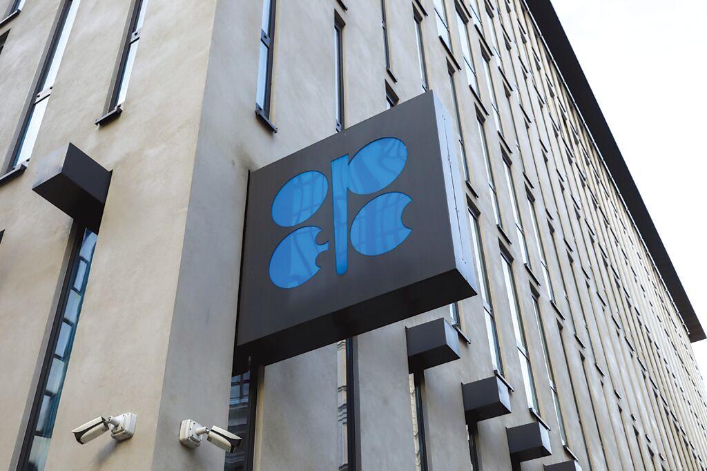 OPEC＋ 11月30日達成協議，2024年初自願減產規模達單日220萬桶，沙烏地阿拉伯將延長現行自願減產額度，俄羅斯與其他產油國則擴大減產。圖／美聯社