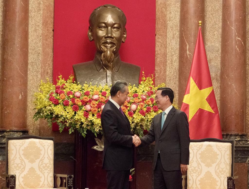 圖為中國外交部長王毅抵達越南訪問，會見越南國家主席武文賞。此次訪問越方期盼中國對越農產品加速開放並增加對越投資，以及兩國鐵路互通等。（圖／中新社）