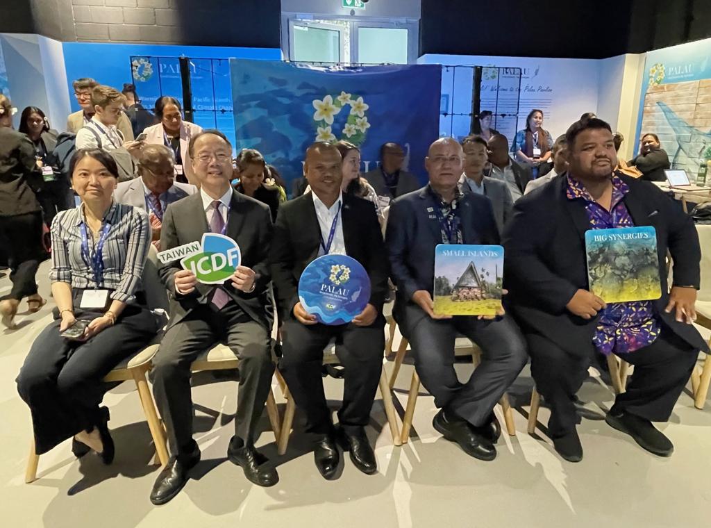 圖為COP28會議期間，帛琉國家館舉行太平洋氣候行動論壇。前排右起為諾魯氣候變遷部長皮里斯、吐瓦魯財政部長潘恩紐、帛琉農漁業及環境部長維史提、國合會副秘書長史立軍。（圖／中央社）