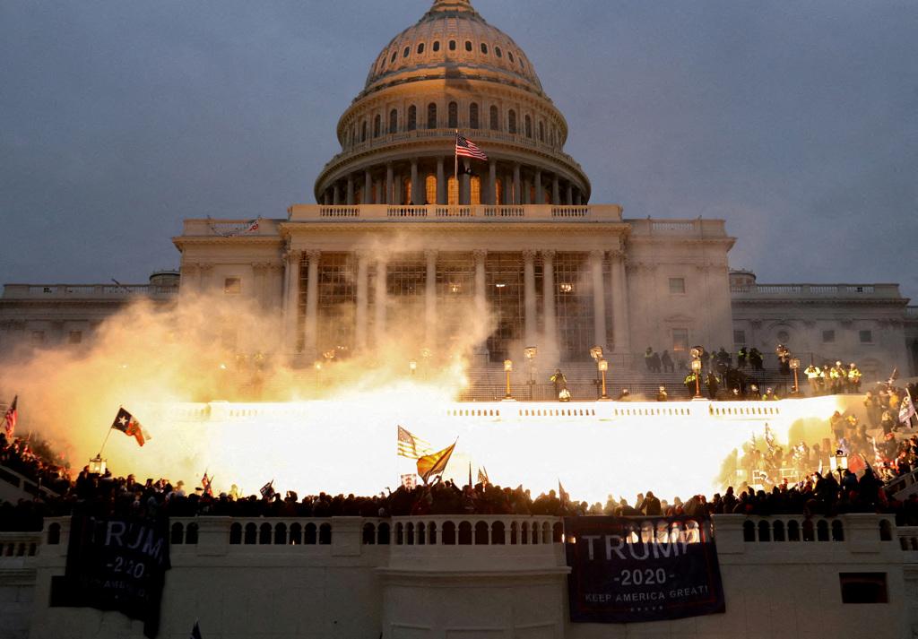 圖為美國前總統川普的支持者在2021年1月6日聚集華盛頓並攻擊國會大廈。上訴法院今裁定川普須就他在此案所扮演的角色面對民事訴訟。（圖／路透社）