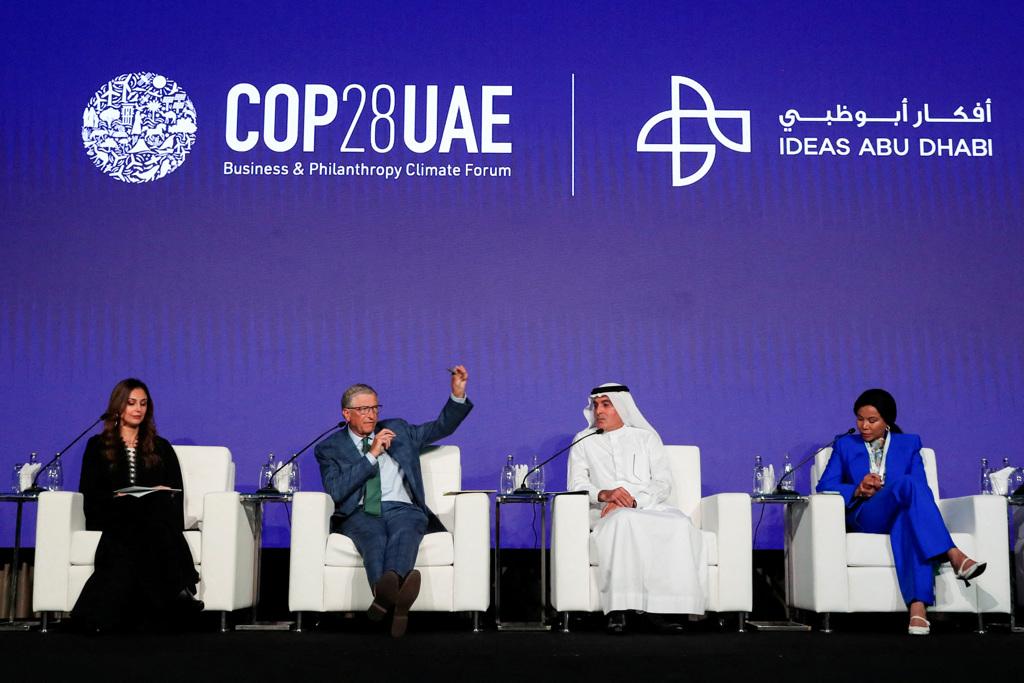 2023年12月2日微軟聯合創始人比爾蓋茲在阿拉伯聯合大公國杜拜舉行的聯合國氣候變遷 COP28 會議期間在商業與慈善論壇的小組會議上發表講話。（路透社）