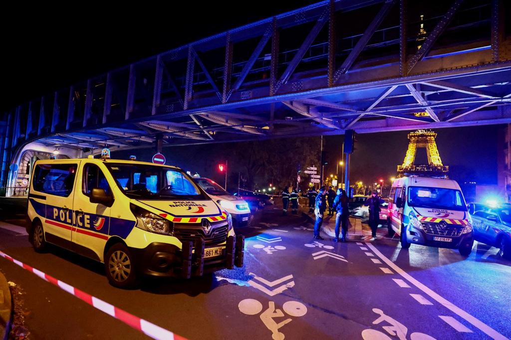 一名26歲法國男子2日晚間在巴黎街頭先後持刀、鐵鎚攻擊一對觀光客及另外2人，造成1名德國籍遊客喪命、以及2人受傷。（圖／路透社）