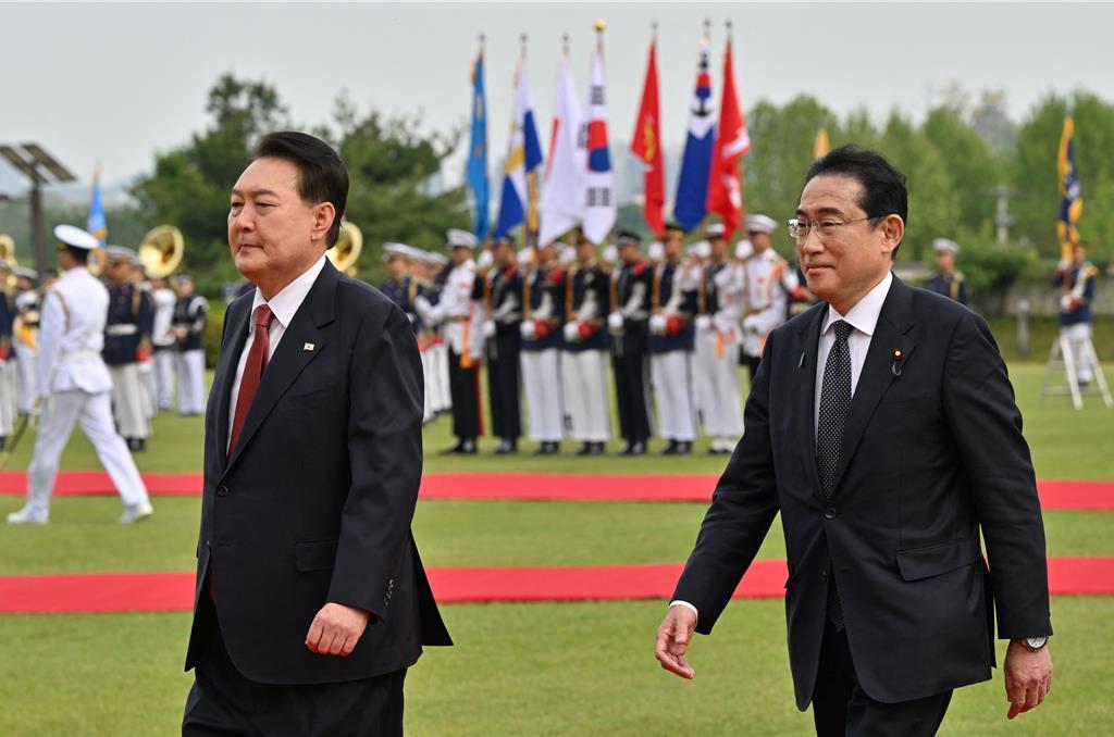 圖為韓國總統尹錫悅（左）、日本首相岸田文雄（右）。（路透社）