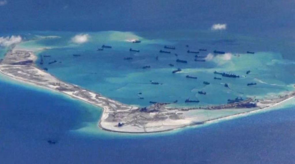 中國大陸135民兵船集結南海牛軛礁 菲律賓派船艦監控。此為2021年的類似情況。(圖/AP)