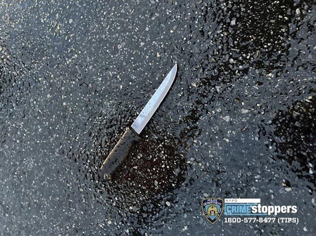 紐約男刺死4家人傷2警遭擊斃。圖為紐約市警察局提供的這張照片顯示，在紐約皇后區遠洛克威地區的犯罪現場發現了一把刀。(圖/美聯)