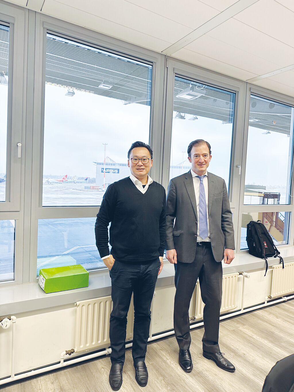 台灣虎航董事長陳漢銘（左）與空中巴士德國漢堡交機中心執行長Nikolaus von Carlowitz會面。圖／虎航提供
