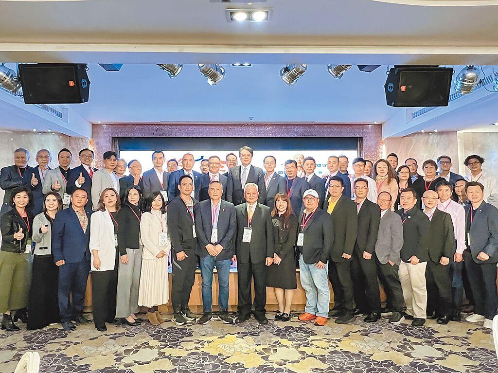 社團法人台灣連鎖加盟促進協會，於日前選出第12屆理監事，理事長吳永強（前排左八）獲得連任。圖／業者提供