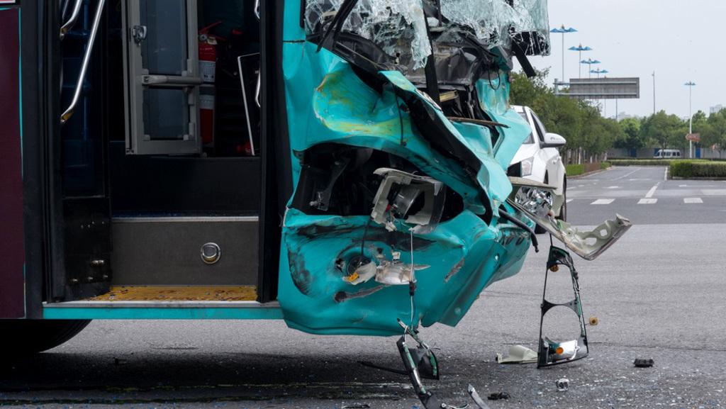 泰國5日凌晨發生重大車禍，一輛巴士撞上路上，至少釀成14死、32傷。圖為示意圖，與本新聞事件無關。（示意圖／shutterstock）