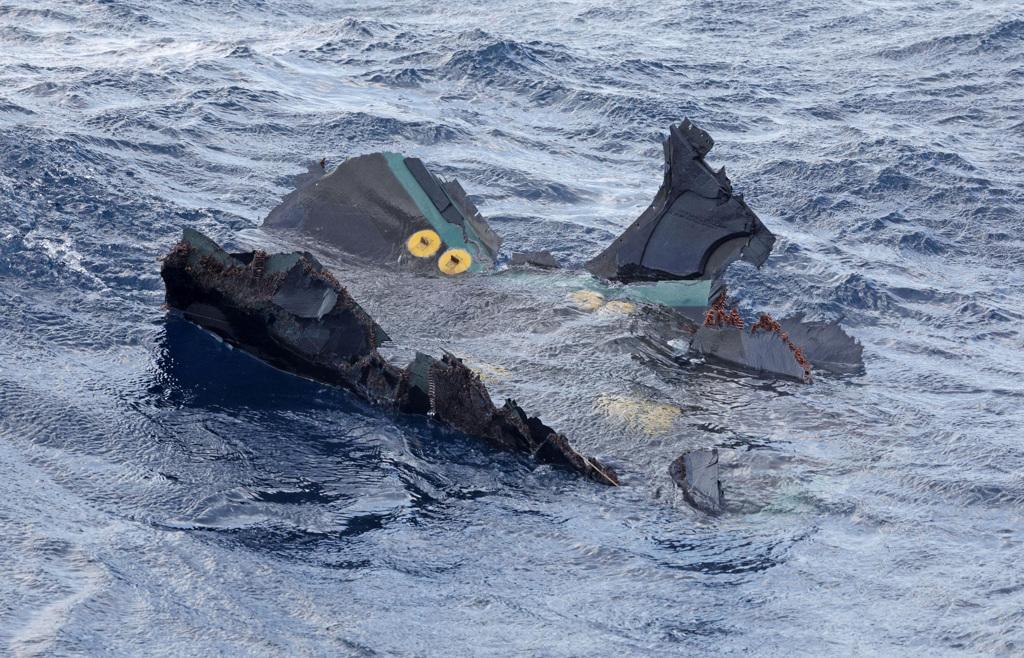 圖為11月29日在日本鹿兒島縣屋久島外海墜毀的魚鷹運輸機（V-22 Osprey）殘骸，美空軍今表示，機上8人據信全數罹難。（圖／路透社）