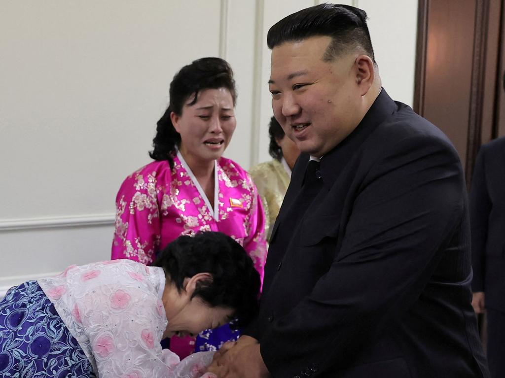 北韓最高領導人金正恩12月5日在平壤全國母親大會中和支持者寒暄。（路透）