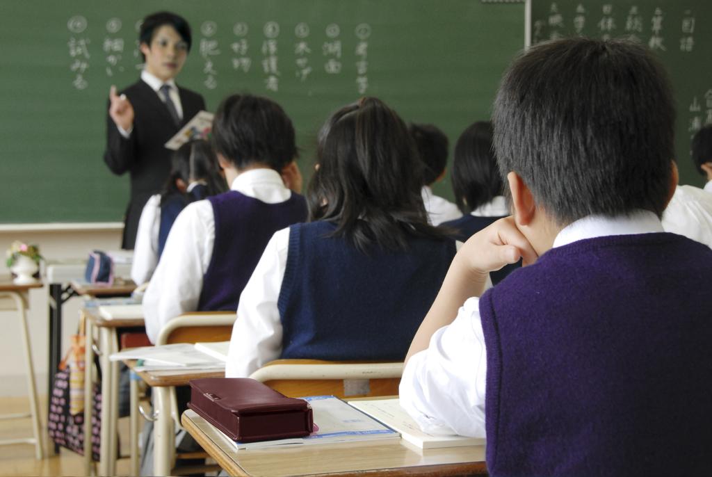 日本一名前學校職員日前捐贈價值2億日圓股票，給稻敷市政府當作獎學金，幫助想攻讀研究所的學子。圖為日本學生示意圖，與本文無關。（圖／Shutterstock）