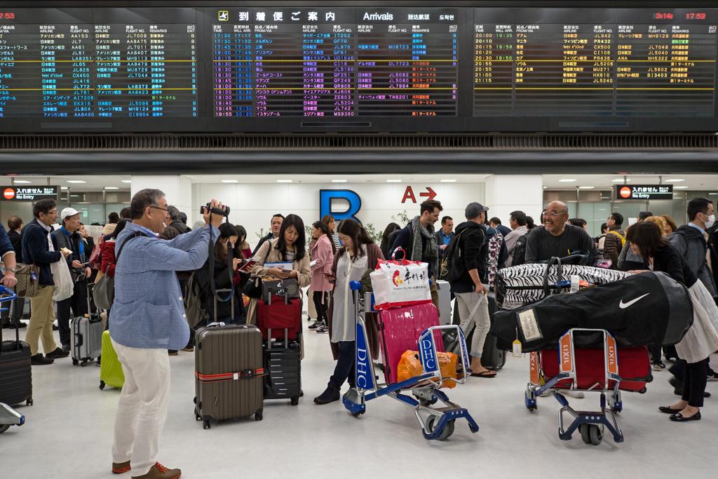 日圓疲軟而萎靡不振，導致計劃在2023年底到2024年初出國的日本觀光客，僅有2019年度的7成左右。（示意圖／Shutterstock）