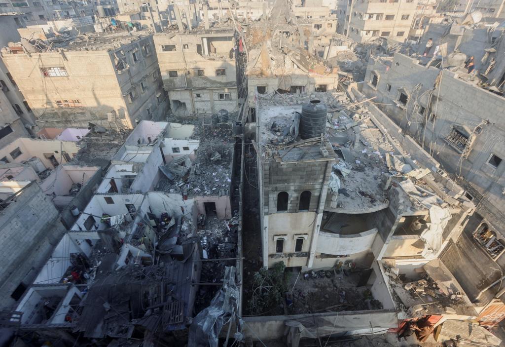 加薩走廊南部大城甘尤尼斯遭以色列軍方以追殺哈瑪斯武裝份子為由連日空襲砲轟，多處建物殘破不堪。部分民眾6日冒險回到廢墟查看。（路透）