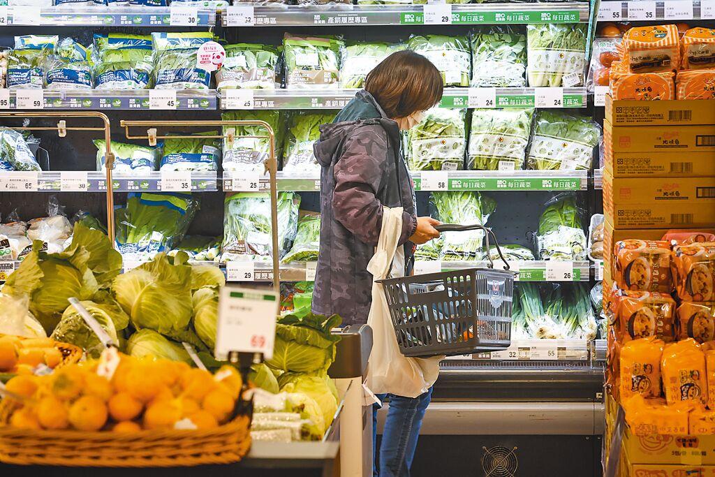 主計總處6日公布11月CPI年增率為2.9％，水果、蔬菜價格呈雙位數上漲。圖為民眾在台北市一間超市賣場選購蔬果。（中央社）