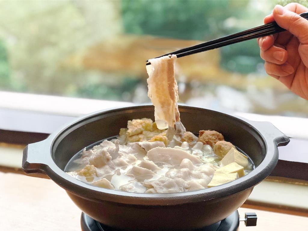 桃園高爾夫俱樂部悅華大酒店除夕圍爐推出「酸菜白肉鍋」。圖／業者提供
