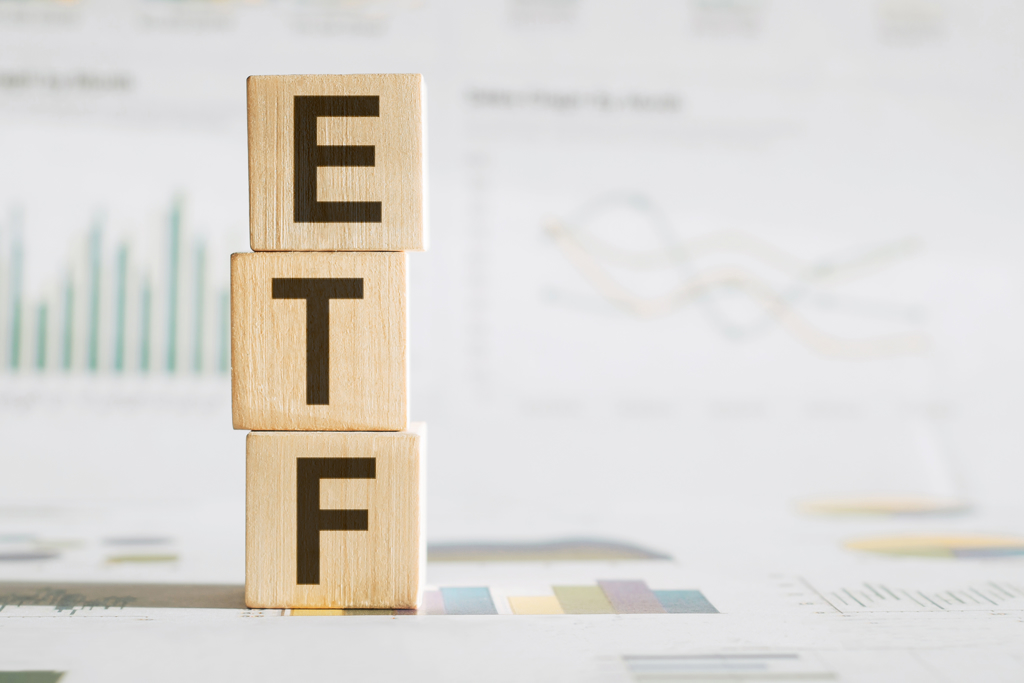 存股達人艾蜜莉分享，今年起以3檔高股息ETF自組月月配，被動收入非常有感，但社會新鮮人若沒那麼多預算分散到3檔，採用1種策略其實也能月月加薪。（shutterstock）