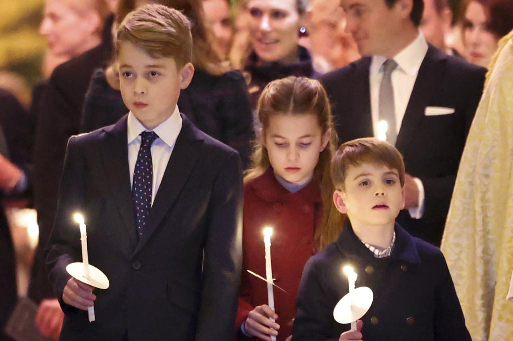 5歲的英國小王子路易（右）8日跟著哥哥喬治（左），還有姊姊夏綠蒂（中），首度出席母親凱特主持的耶誕頌歌音樂會。（美聯社）