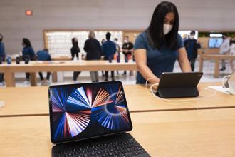 匿名消息人士透露，蘋果打算明年在高階iPad內建OLED技術。首款採用OLED面板的MacBook仍在研發當中。圖／美聯社