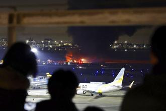 2024年1月2日，人們在羽田機場跑道上無奈看著JAL516的A350飛機起火。（美聯社）