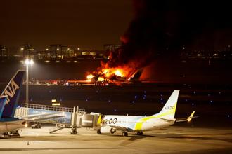 1月2日，日本航空的A350飛機在日本東京羽田國際機場爆炸起火。（路透社）