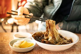 南韓物價飆漲，就連炸醬麵等8種平民美食都全面上漲。（示意圖／shutterstock）