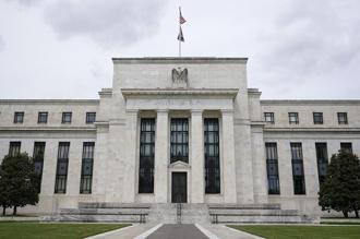 Fed官員提出警告，如果過早降息，通膨可能會像「蹺蹺板一樣起伏不定」，主張利率應維持不動直到夏季。圖／美聯社