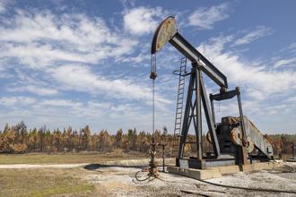 油價從去年9月高點開始一路下跌，截至目前為止西德州仍累跌逾20％，布蘭特累跌約17％。圖／美聯社