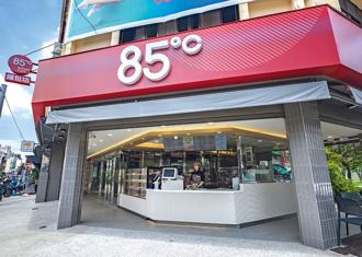 85度C新型態店招牌改以紅底白字，店舖風格年輕時尚。圖／85度C提供