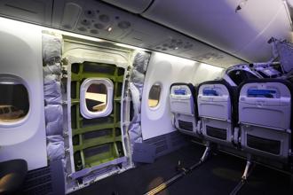 美國阿拉斯加航空一架波音737 Max 9型客機，本月5日發生艙門在半空掉落的離譜事故。（圖／美聯社）