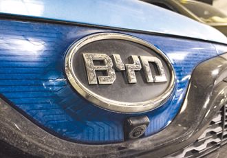 比亞迪去年Q4電動車銷量以52.6萬台，超車特斯拉的近48.5萬台成全球龍頭。(圖/中新社)