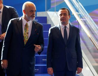 2024年1月22日，阿爾巴尼亞總理拉馬和科索沃總理庫提在北馬其頓斯科普里舉行的西巴爾幹領導人會議上合影資料照。（路透社）