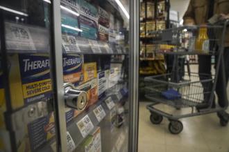 美國零售業竊盜案猖獗，常可見到超市部分貨架上鎖的場景。（資料照／美聯社）