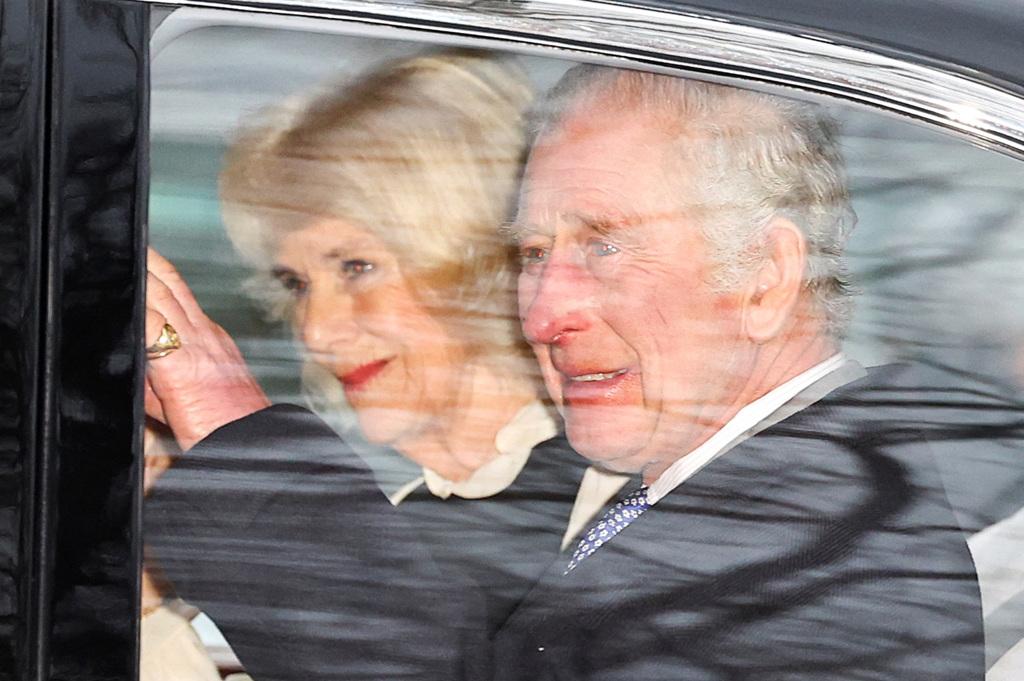 英國國王查爾斯三世（King Charles III）5日宣佈罹癌後，6日首度露面，他搭乘專車從寢宮克萊倫斯宮前往白金漢宮時，露出微笑對群眾揮手致意。（圖／路透社）