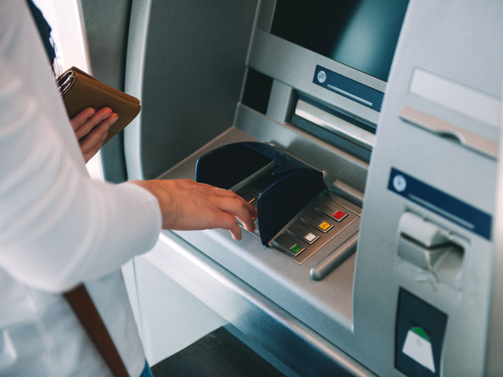 2024年農曆春節期間正值用錢高峰，ATM取款需求大增，為了維護民眾權益，財金公司提出5項連假期間使用ATM的注意事項。（shutterstock）