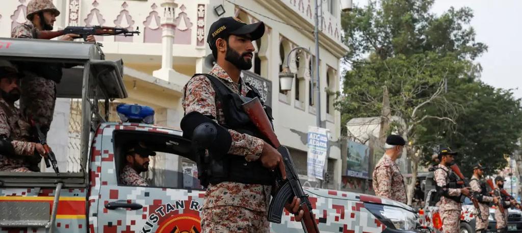 在巴基斯坦「選戰如實戰」不是形容，政府派出上萬名軍警維持治安，但爆炸事件仍然層出不窮。(圖/路透社)