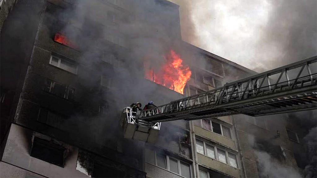 基輔遭到俄羅斯飛彈與無人機攻擊，一棟住宅大樓火災，造成4人死亡。(圖/烏克蘭緊急服務局)