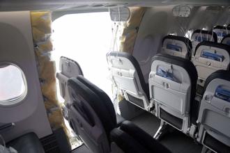 阿拉斯加航空一架波音737 MAX 9客機，今年1月5日發生起飛後艙門飛脫的意外。（圖／路透）