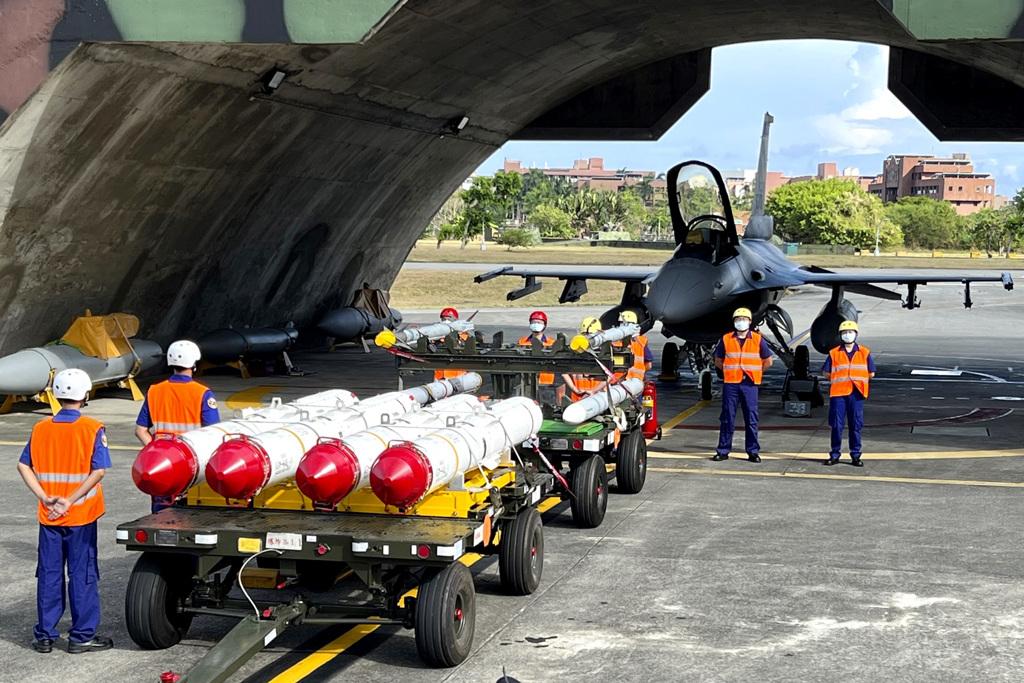 美國眾議院外交委員會7日公布報告指出，美國對外軍售延遲交付情形嚴重，對台灣有19項軍售案要遲至2027年或之後才交付。圖為2022年8月，花蓮空軍基地軍事人員準備進行裝載美國AIM-120先進中程空對空飛彈等武器裝載演習。（資料照／美聯社）