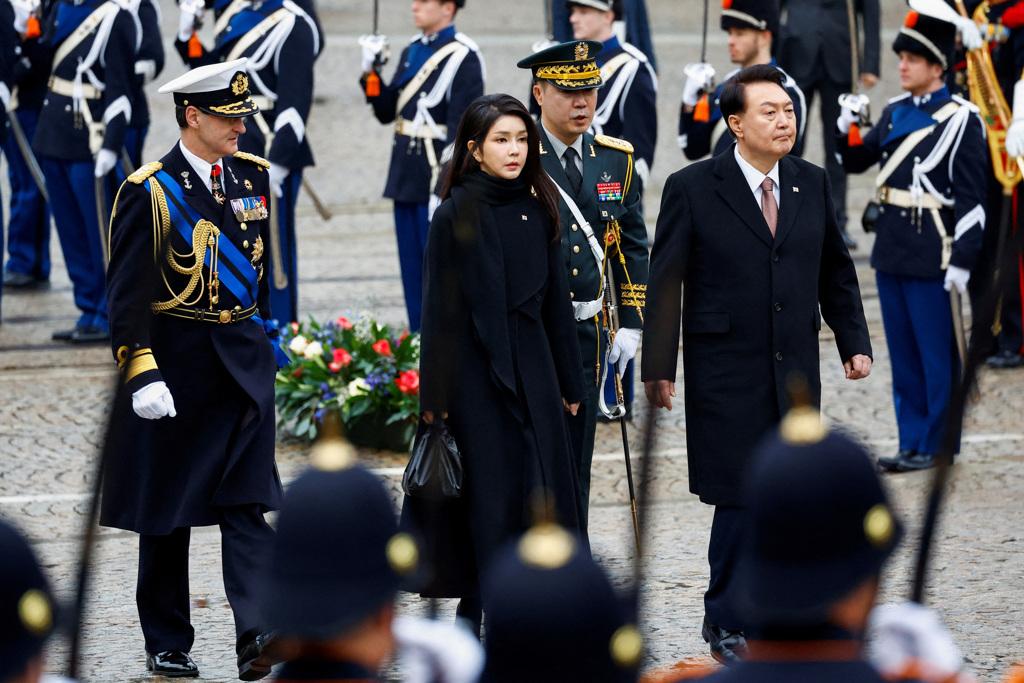 南韓總統尹錫悅（右）與妻子金建希（中）去年12月訪問荷蘭。（資料照／路透）
