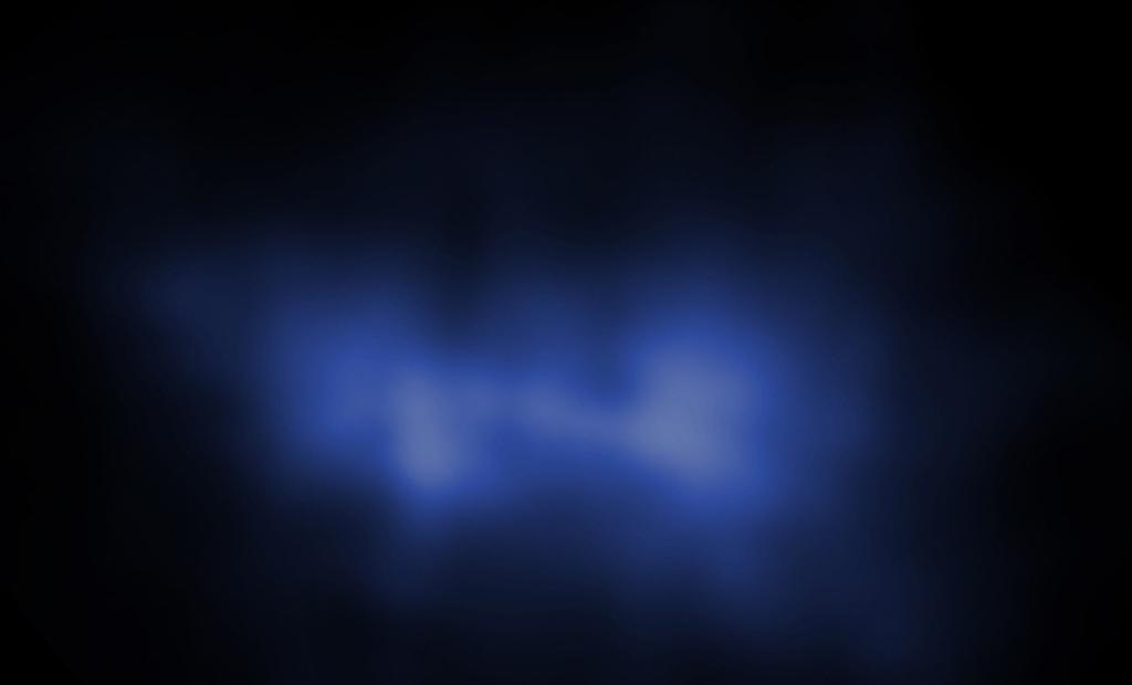 透過重力透鏡效應（gravitational lensing）標記出埃爾戈爾多星系團居有質量但沒有物質的區域並且人工加上藍色。（NASA, ESA）