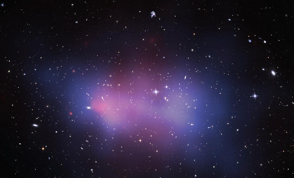 可見光、X射線光譜、物質質量量繪圖3者合成之後，就成為著名的埃爾戈爾多星系團照片了。（NASA, ESA）