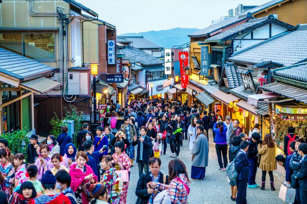 京都旅遊業逐漸回復到疫情前榮景。圖為2015年清水寺附近的人潮。（資料照：shutterstock／達志）