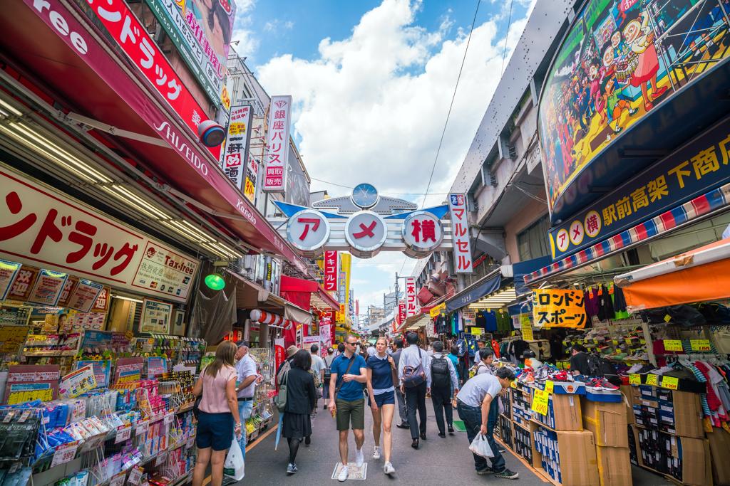 台灣人赴日本旅遊花在購物的金額在預算佔比最高，最想買的是日本零嘴，糕餅甜點糖果餅乾都愛買。圖為東京購物街區阿美橫丁。（圖：shutterstock／達志）