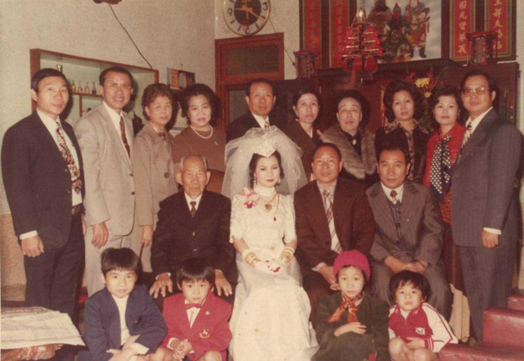 侯佑霖的奶奶是台南幫第一代領導人吳修齊的妹妹吳素娥，三叔侯榮隆是前統一企業總經理。圖為侯佑霖兒時(第一排最右邊)，姑姑結婚時拍得全家福。（圖／侯佑霖提供）